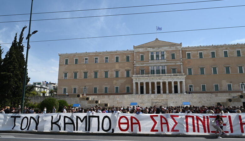 Συγκέντρωση στην πλατεία Συντάγματος από συγγενείς πλημμυροπαθών – «Θα σας πνίξει η οργή μας»