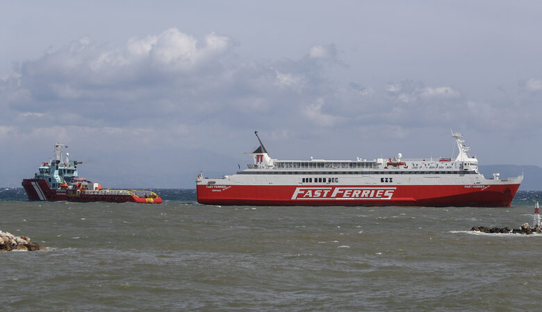 Αποβιβάστηκαν με ασφάλεια μετά τα μεσάνυχτα στο λιμάνι της Ραφήνας οι επιβάτες του Fast Ferries