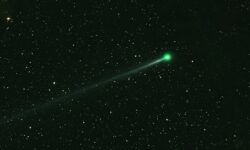 NASA: Ένας σπάνιος πράσινος κομήτης θα περάσει σήμερα από τη Γη – Θα είναι ορατός ακόμη και με γυμνό μάτι