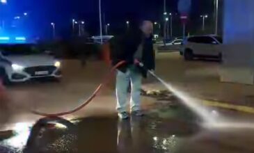 Βόλος: Ο δήμαρχος Μπέος καθαρίζει τους δρόμους από τις λάσπες με μάνικα
