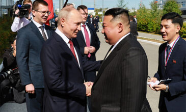 Πούτιν σε Κιμ Γιονγκ Ουν: «Χαίρομαι που σας βλέπω» – Ο Ρώσος πρόεδρος έσφιξε το χέρι του ηγέτη της Βόρειας Κορέας