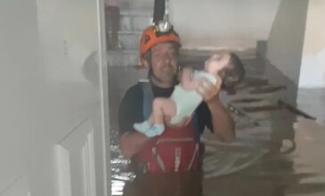 Συγκλονίζει το βίντεο της διάσωσης ενός μωρού από πλημμυρισμένο σπίτι στη Θεσσαλία – Το νερό έφτανε μέχρι τον θώρακα του διασώστη