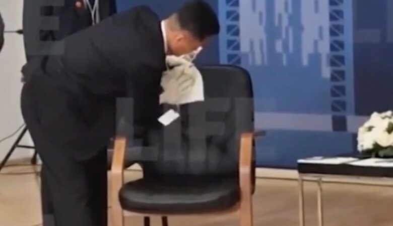 Κιμ Γιονγκ Ουν: Η στιγμή που μέλη της ασφάλειας του απολύμαναν την καρέκλα που θα καθόταν πριν τη συνάντηση με τον Πούτιν