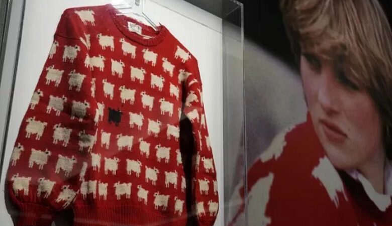 Πριγκίπισσα Νταϊάνα: Το διασημο κόκκινο πουλόβερ της πουλήθηκε σε δημοπρασία έναντι 1,1 εκατομμυρίων δολαρίων