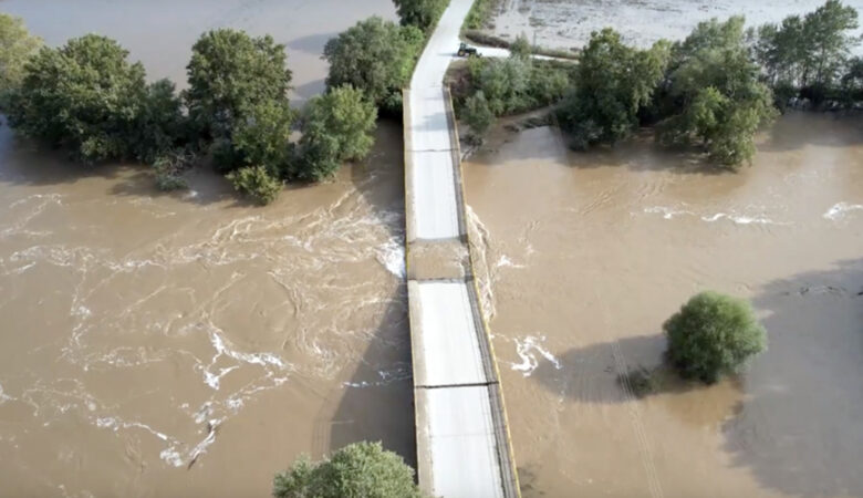 Ασύλληπτες εικόνες καταστροφής στο θεσσαλικό κάμπο: Γέφυρα «τσάκισε στα δύο» στον Παλαιόπυργο Λάρισας – Δείτε βίντεο