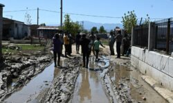 «Μάχη» με τη λάσπη και το χρόνο δίνουν οι κάτοικοι στις περιοχές των Τρικάλων και της Καρδίτσας