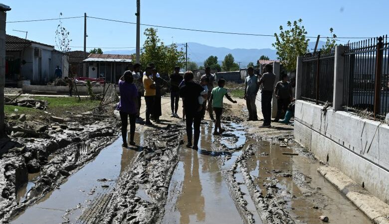 «Μάχη» με τη λάσπη και το χρόνο δίνουν οι κάτοικοι στις περιοχές των Τρικάλων και της Καρδίτσας