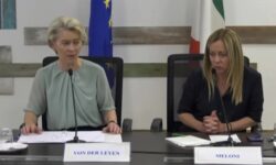 Ιταλία: Στην Λαμπεντούζα η Τζόρτζια Μελόνι και η Ούρσουλα φον ντερ Λάιεν – Επισκέφτηκαν κλειστό κέντρο παραμονής μεταναστών
