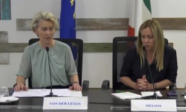 Ιταλία: Στην Λαμπεντούζα η Τζόρτζια Μελόνι και η Ούρσουλα φον ντερ Λάιεν – Επισκέφτηκαν κλειστό κέντρο παραμονής μεταναστών