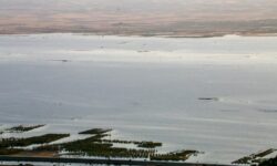 «Δεν διαπιστώνεται σημαντικό πρόβλημα ρύπανσης στα πλημμυρισμένα νερά της λίμνης» λέει το ΥΠΕΝ