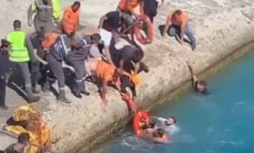 Πτώση γυναίκας στη θάλασσα κατά την επιβίβαση πλοίου στην Τήνο: Βίντεο δείχνει πως ύπαρχος, λιμενικός και καβοδέτης βούτηξαν στη θάλασσα για να τη σώσουν