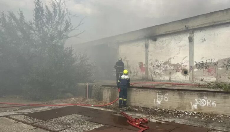 Φωτιά σε εγκαταλελειμμένο εργοστάσιο στην Κομοτηνή – Μήνυμα του 112 για τους καπνούς