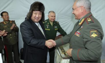 Κιμ Γιονγκ Ουν: Τον γέμισαν δώρα οι Ρώσοι – Από γούνινα καπέλα μέχρι drones και… πανοπλίες