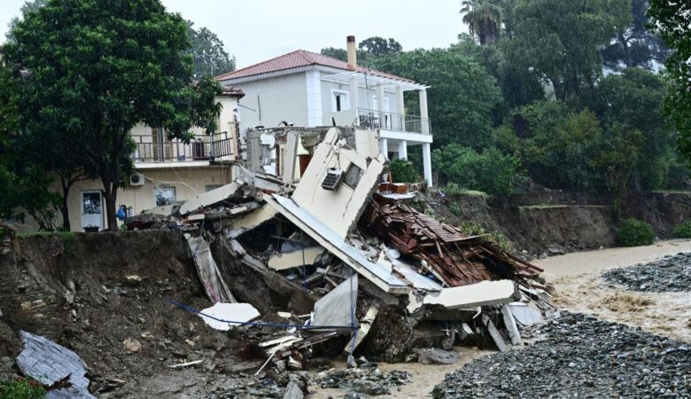 Πλημμύρες στη Θεσσαλία: «Την ώρα που ήμουν στο Κέντρο Επιχειρήσεων, έβλεπα το σπίτι του παππού να κατεδαφίζεται»