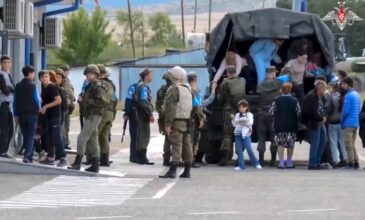 Ναγκόρνο Καραμπάχ: Οι Αρμένιοι αυτονομιστές παρέδωσαν έξι τεθωρακισμένα και πολλά όπλα και πυρομαχικά στο Αζερμπαΐτζάν