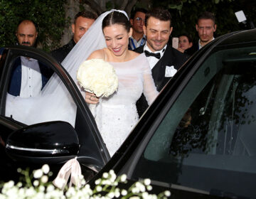 Παντρεύτηκε ο Γιώργος Αγγελόπουλος τη Δήμητρα Βαμβακούση – Τα δάκρυα συγκίνησης και η κίνηση προς την πεθερά του