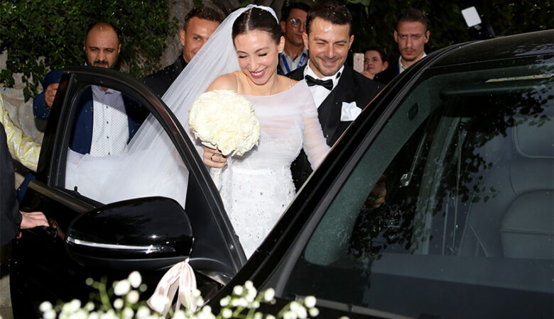Παντρεύτηκε ο Γιώργος Αγγελόπουλος τη Δήμητρα Βαμβακούση – Τα δάκρυα συγκίνησης και η κίνηση προς την πεθερά του