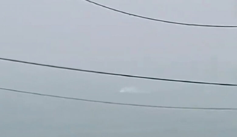 Έπεσε ελικόπτερο πολιτικού τύπου στην παραλία Αχλαδίου, στη Βόρεια Εύβοια – Δείτε βίντεο ντοκουμέντο