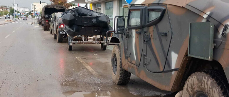 «Απόβαση» του στρατού στο Βόλο με hummer, βάρκες και ερπυστριοφόρα για να μεταφέρει αποκλεισμένες οικογένειες