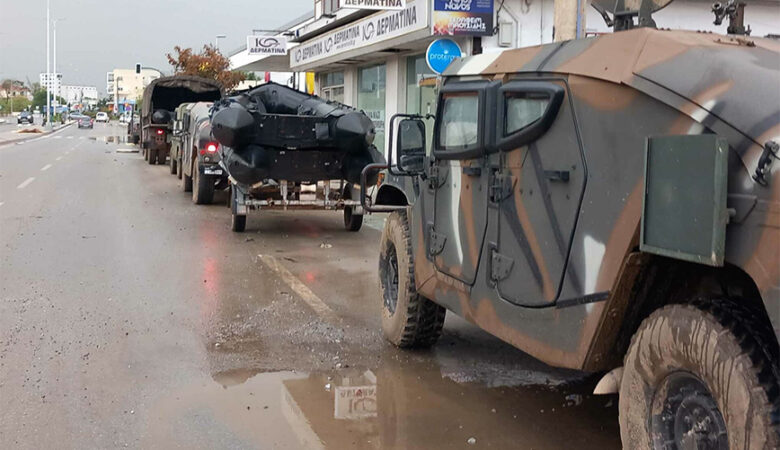 «Απόβαση» του στρατού στο Βόλο με hummer, βάρκες και ερπυστριοφόρα για να μεταφέρει αποκλεισμένες οικογένειες