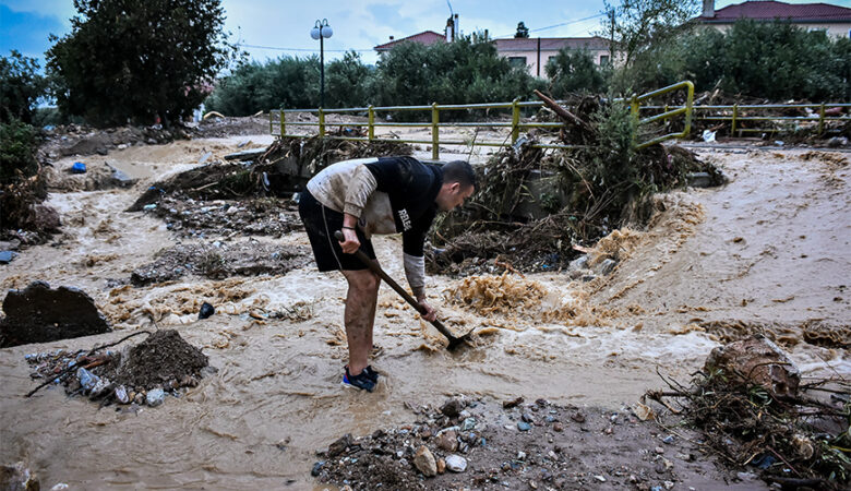 Συνεχίζεται η μάχη για τον καθαρισμό του Βόλου και των προαστίων του – Χωρίς πόσιμο νερό οι κάτοικοι