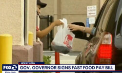 ΗΠΑ: Οι εργαζόμενοι σε fast-food στην Καλιφόρνια θα κερδίζουν τουλάχιστον 20 δολάρια την ώρα