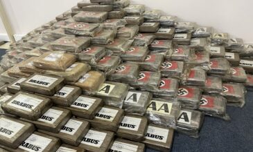 Κύκλωμα διακίνησης ναρκωτικών εισήγαγε στη χώρα πάνω από 585 κιλά κοκαΐνης σε δέματα με ναζιστικά σύμβολα