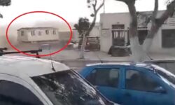Απίστευτο βίντεο από τη Σαντορίνη: Ανεμοστρόβιλος σήκωσε στον αέρα λυόμενο σπίτι