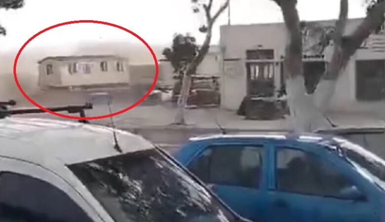 Απίστευτο βίντεο από τη Σαντορίνη: Ανεμοστρόβιλος σήκωσε στον αέρα λυόμενο σπίτι