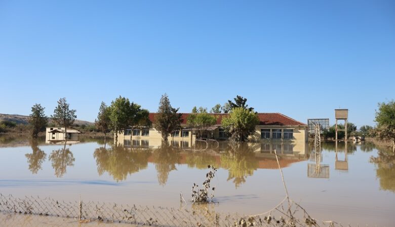 Πλημμύρες στη Θεσσαλία: Μάχη με τα νερά, τη λάσπη και τις λοιμώξεις – Ολόκληρα χωριά έχουν εγκαταλειφθεί