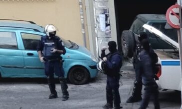 Μεγάλη αστυνομική επιχείρηση στο Ηράκλειο Κρήτης – Εκκενώθηκε κατάληψη μετά από 21 χρόνια
