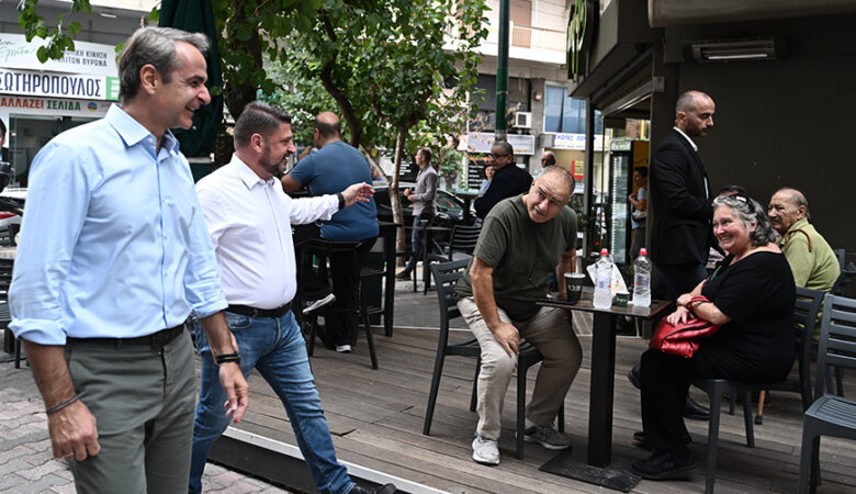 Στον Βύρωνα ο Κυριάκος Μητσοτάκης μαζί με τον Νίκο Χαρδαλιά ενόψει των αυτοδιοικητικών εκλογών