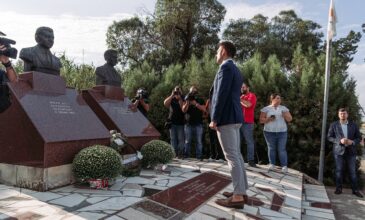 Κασσελάκης: Κατέθεσε στεφάνι στο μνημείο ηρωομαρτύρων Μισιαούλη και Καβάζογλου στην Κύπρο