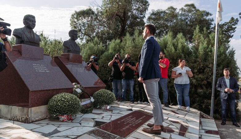Κασσελάκης: Κατέθεσε στεφάνι στο μνημείο ηρωομαρτύρων Μισιαούλη και Καβάζογλου στην Κύπρο