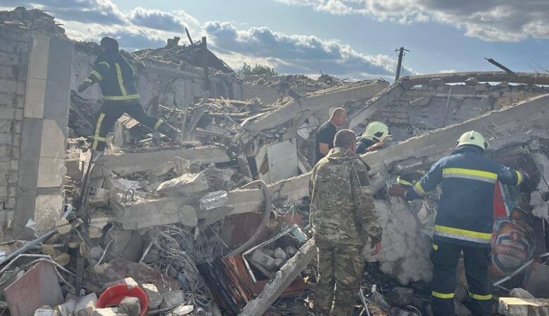 Ουκρανία: Δεκάδες νεκροί από ρωσικό πλήγμα σε χωριό του Χαρκόβου