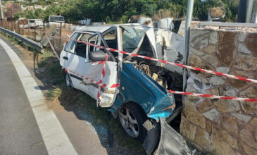 Σοβαρό τροχαίο στην Αθηνών-Σουνίου: Αυτοκίνητο καρφώθηκε σε τοίχο