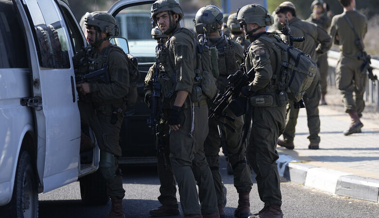 Ισραηλινοί στρατιώτες στους διαδρόμους του νοσοκομείου Αλ Σίφα – «Όλοι οι άνδρες 16 ετών και άνω, σηκώστε ψηλά τα χέρια και παραδοθείτε»
