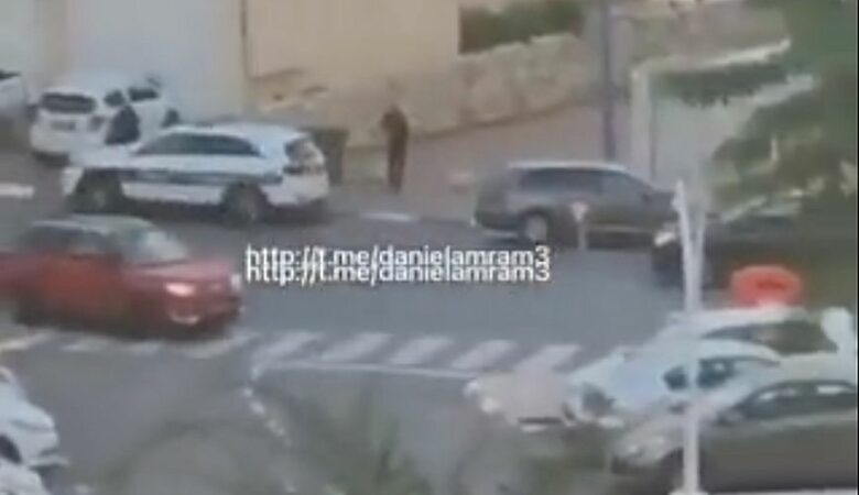 Σοκαριστικό βίντεο: Ένοπλοι πυροβολούν πολίτη που οδηγεί το αυτοκίνητό του στο Ισραήλ