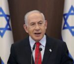 Με την πλάτη στον τοίχο ο Νετανιάχου – Ο ισραηλινός πρωθυπουργός ανάμεσα στις οικογένειες των ομήρων και τους ακροδεξιούς συμμάχους του