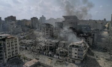 Το Ισραήλ έπληξε ένα από τα μεγαλύτερα συγκροτήματα κατοικιών στη νότια Ράφα – «Ο κόσμος έτρεχε πανικόβλητος»