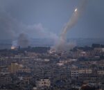 Σειρήνες στο Τελ Αβίβ: Μαζική πυραυλική επίθεση εξαπέλυσε η Χαμάς – Οι πύραυλοι καταρρίφθηκαν, λέει ο ισραηλινός στρατός
