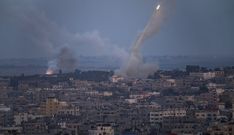 Σειρήνες στο Τελ Αβίβ: Μαζική πυραυλική επίθεση εξαπέλυσε η Χαμάς – Οι πύραυλοι καταρρίφθηκαν, λέει ο ισραηλινός στρατός