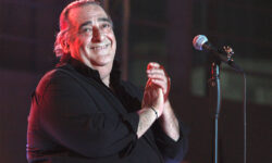 «Αθάνατος Βασιλάρα!» – Ουρές στο λαϊκό προσκύνημα για τον Βασίλη Καρρά – Σήμερα η εξόδιος ακολουθία για τον μεγάλο λαϊκό τραγουδιστή