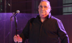 Βασίλης Καρράς: Σε λαϊκό προσκύνημα η σορός του – Την Τετάρτη η ταφή του στο Κοκκινοχώρι Καβάλας