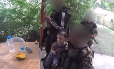 Σοκάρει προπαγανδιστικό βίντεο της Χαμάς: Ένοπλοι «προσέχουν» ομήρους παιδιά Ισραηλινών