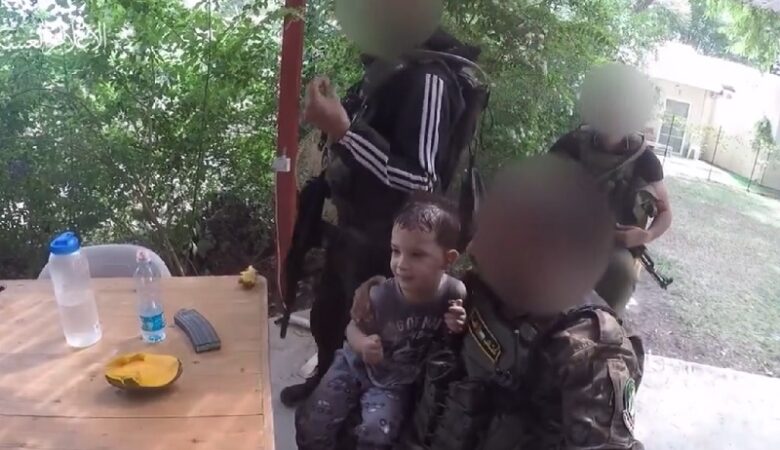 Σοκάρει προπαγανδιστικό βίντεο της Χαμάς: Ένοπλοι «προσέχουν» ομήρους παιδιά Ισραηλινών