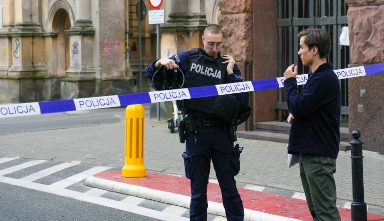 Πολωνία: Παραδόθηκε ο άνδρας που απειλούσε να πυροδοτήσει βόμβα σε πλατεία της Βαρσοβίας