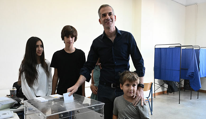 Αυτοδιοικητικές εκλογές: Ψήφισε ο Κώστας Μπακογιάννης που διεκδικεί εκ νέου τα ηνία της πρωτεύουσας – Δείτε βίντεο και εικόνες του News