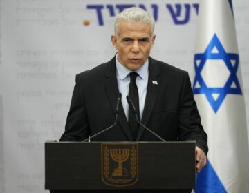 Υπάρχει πάνω «στο τραπέζι» συμφωνία με τη Χαμάς για να τερματιστεί ο πόλεμος, τονίζει ο επικεφαλής της αντιπολίτευσης στο Ισραήλ