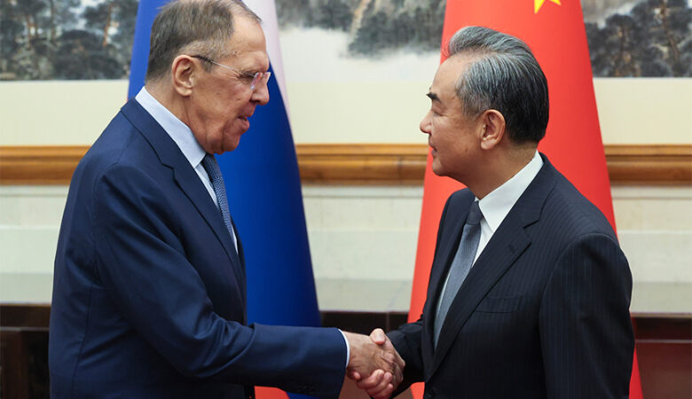 Συνάντηση Λαβρόφ με τον Κινέζο ομόλογό του: Μίλησαν για την κρίση σε Ουκρανία και Μέση Ανατολή